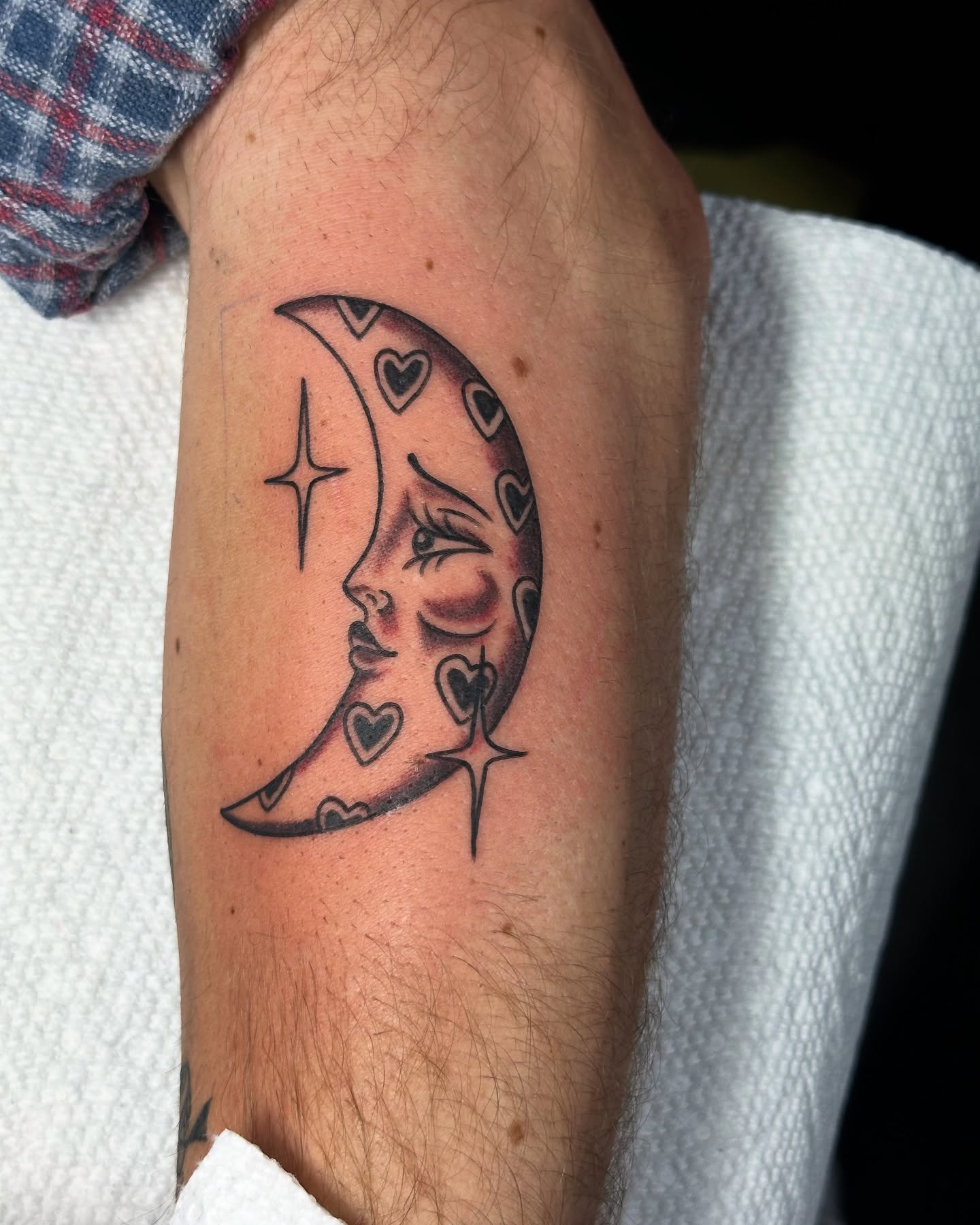 Moon and hearts black and grey tattoo on the forearm by 🕸🎚 𝑺𝑨𝑵𝑻𝑰 𝑺𝑬𝑽𝑬𝑵𝑺 🎚🕸🇫🇯