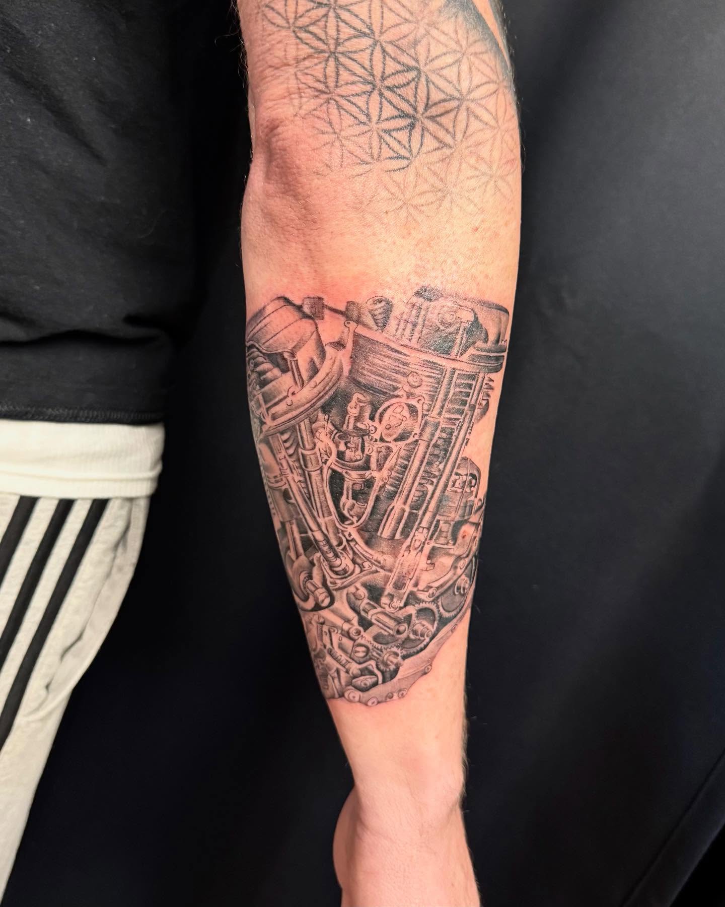 Mechanical engine realism tattoo on the forearm by Diana Guillette