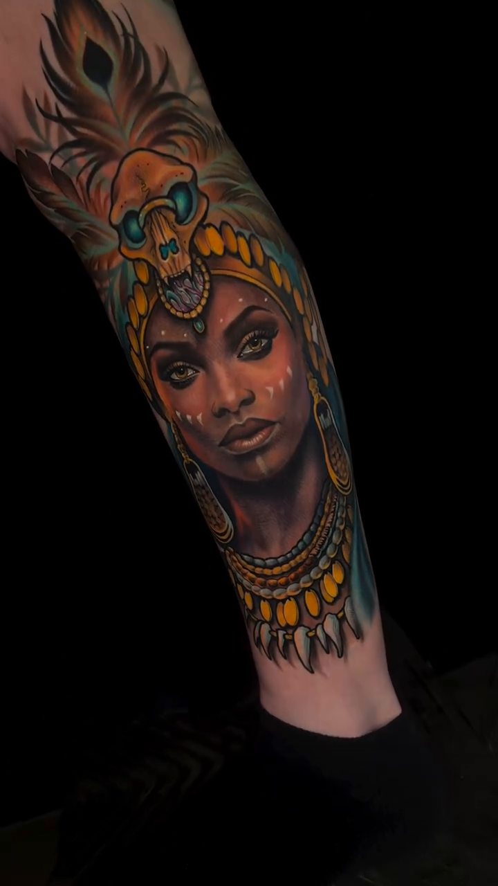 Woman with headdress realism tattoo by πππΈππ»π΄ππΌπΈ π»πΈπΉπΉπ
ππ