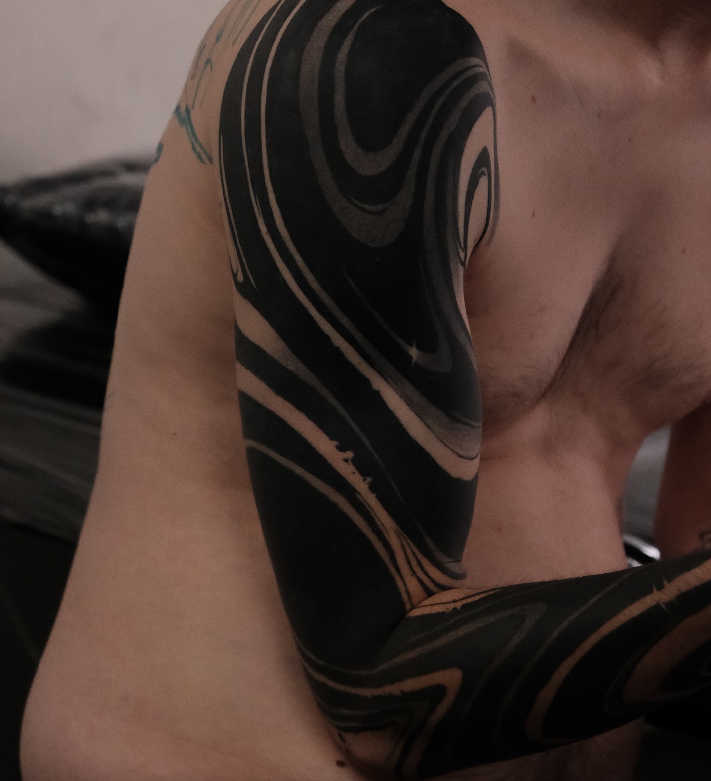 Abstract swirls black and grey tattoo on the upper arm by Perth tattoo 류, Perth, Western Australia