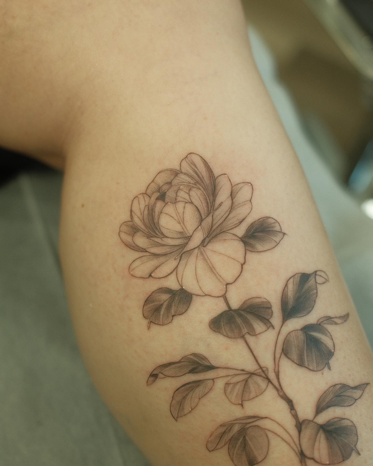 Peony black and grey tattoo on the forearm by Adriano Bassalo