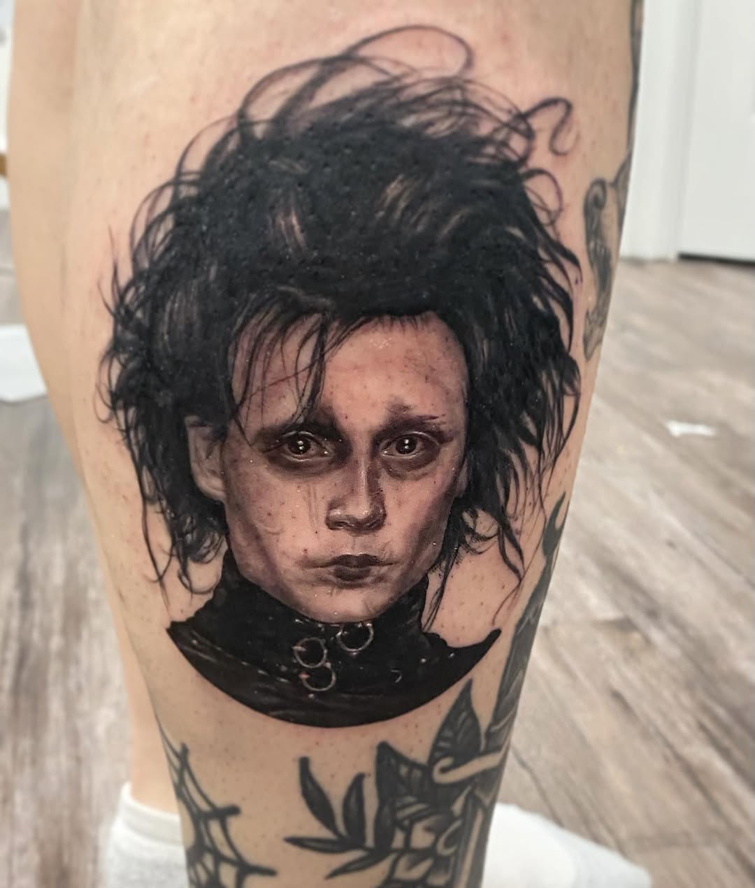 Edward Scissorhands portrait realism tattoo on the thigh by @doctorze