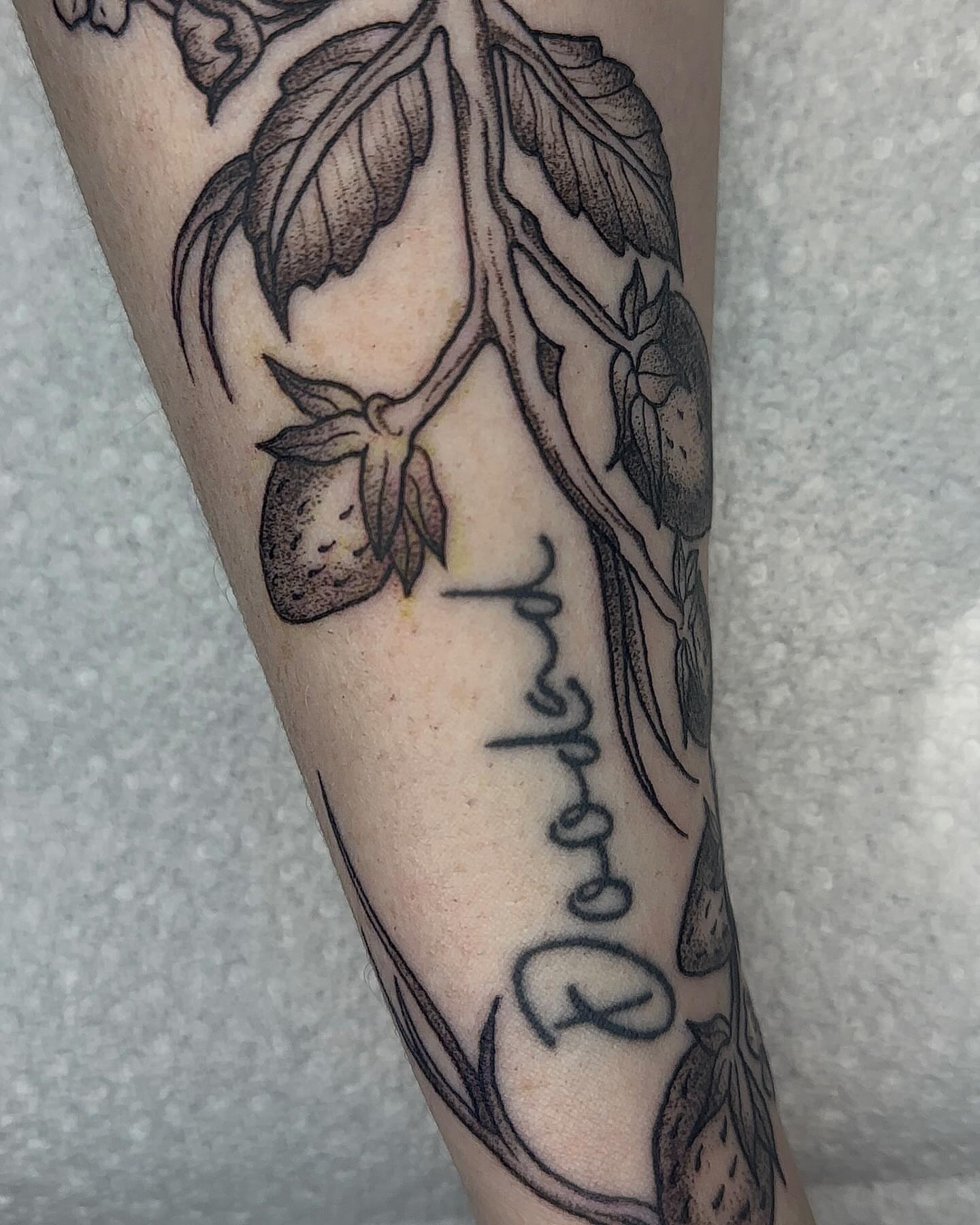 Tattoo by @savannahleetattoos — black_and_grey
