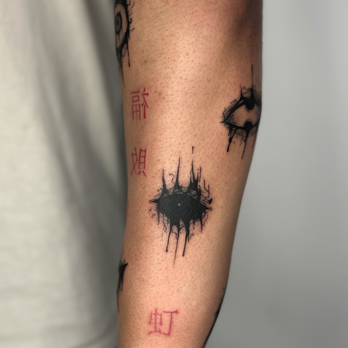 Abstract splatter dotwork tattoo on the forearm by โโฎโ๐ถ๐๐ฝ๐๐๐ู เฃชโญ las vegas tattoo artist