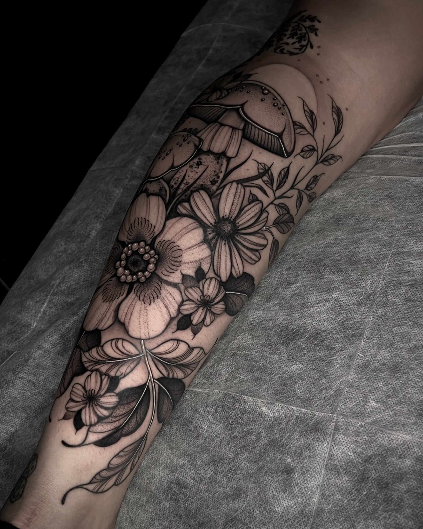 Floral bouquet black and grey tattoo on the forearm by ๐ฒ๐ฐ๐ธ๐๐ป๐๐ฝ โก