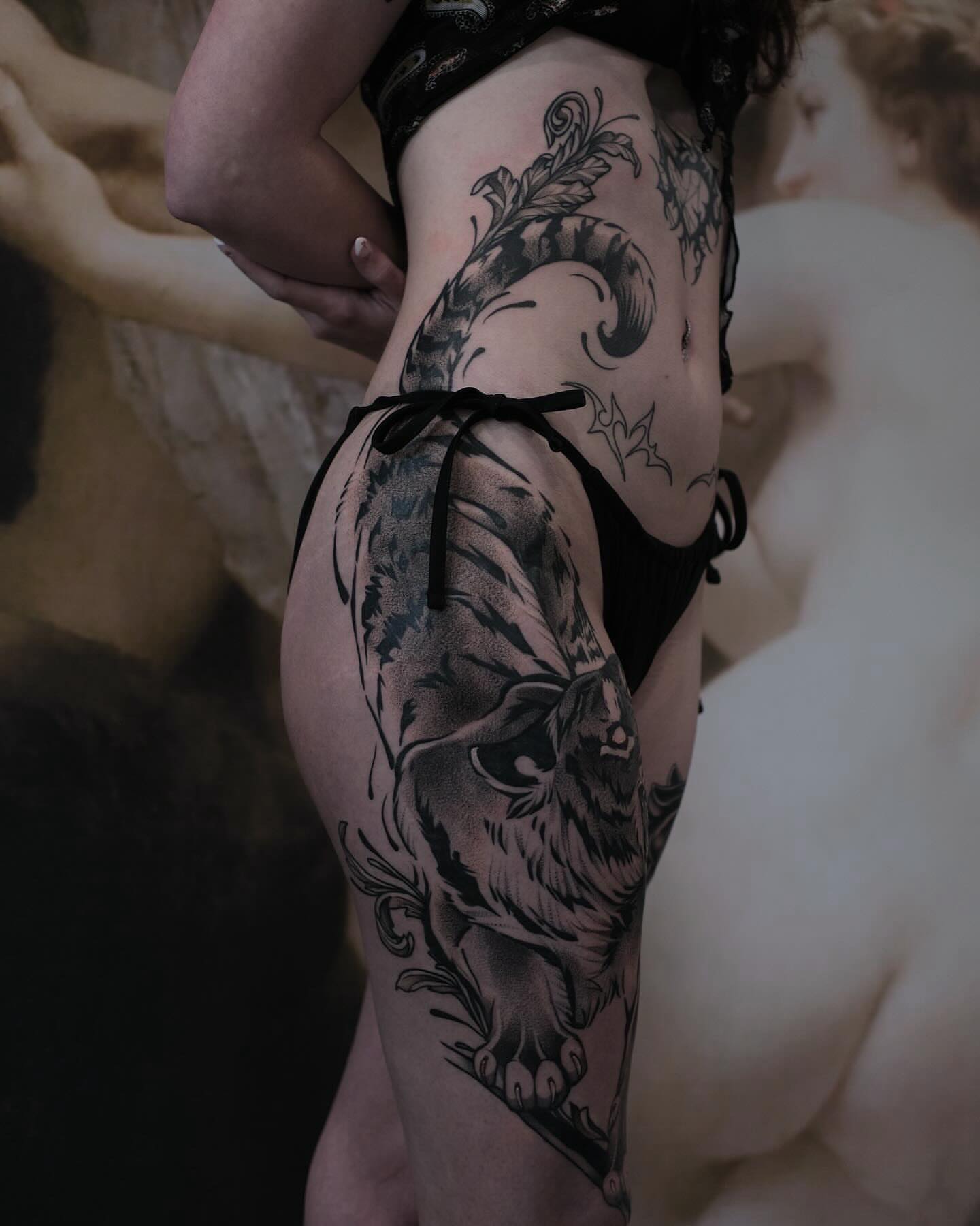 Lion American traditional tattoo on the thigh by Isabelle Kellar, San Diego, California