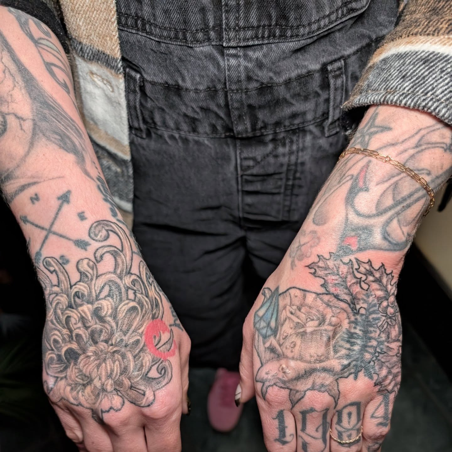 Floral and figurative realism tattoo on the hand by Cat
