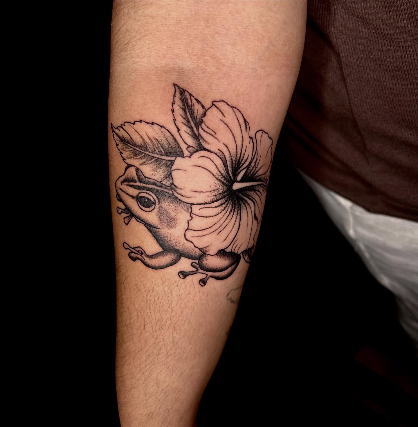 Frog and flower realism tattoo on the forearm by Tash ๐โ๐ฉ