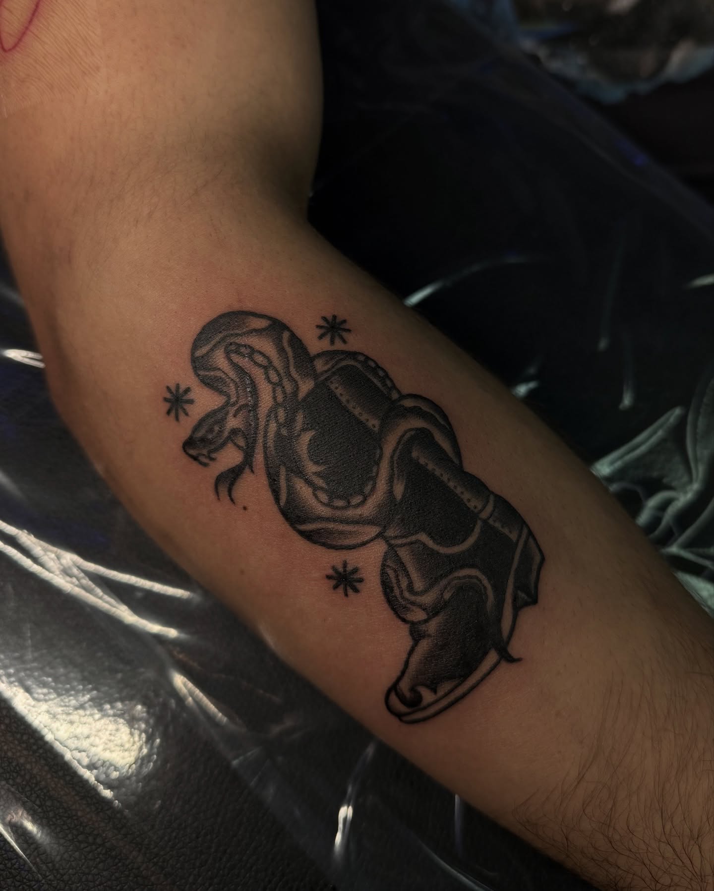 Alien head black and grey tattoo on the forearm by 𝙰𝚛𝚕𝚒𝚗𝚐𝚝𝚘𝚗 𝚃𝚊𝚝𝚝𝚘𝚘 𝙰𝚛𝚝𝚒𝚜𝚝 ✴︎ 𝚝𝚊𝚝𝚜𝚇𝚟𝚊𝚕