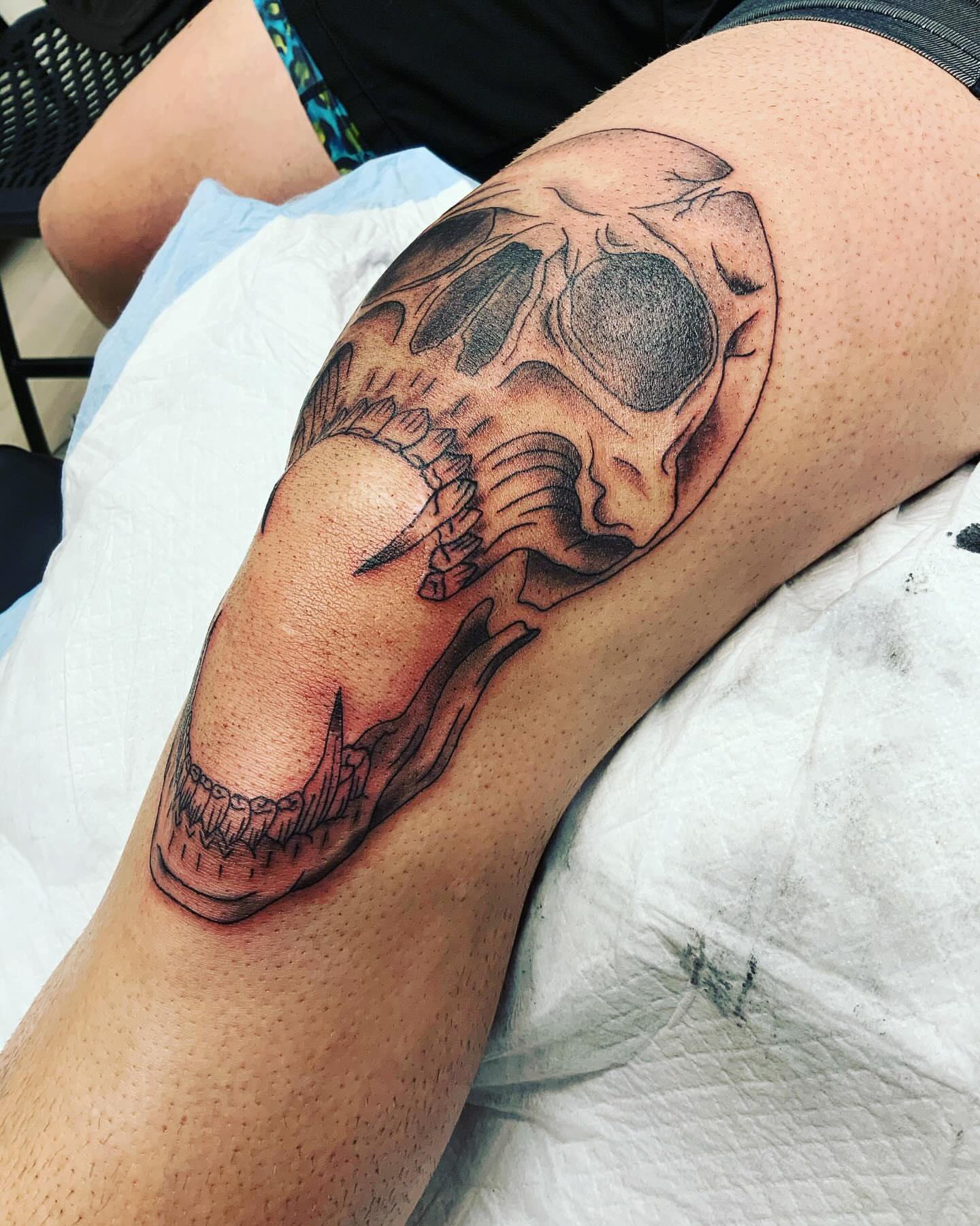 Skull black and grey tattoo on the thigh by QUEEN TATTOO Stephanie Larson