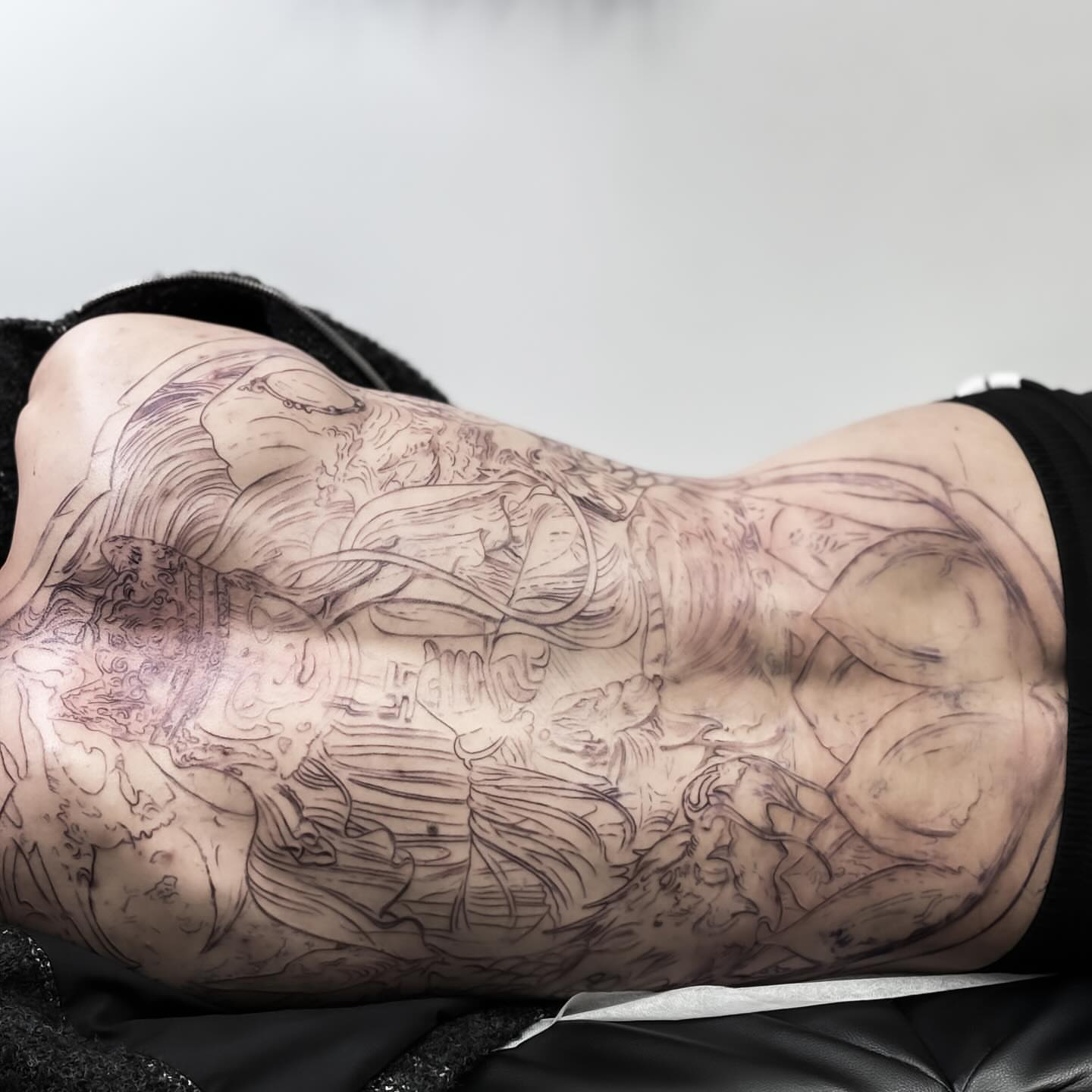 Battle scene realism tattoo on the thigh by Banky