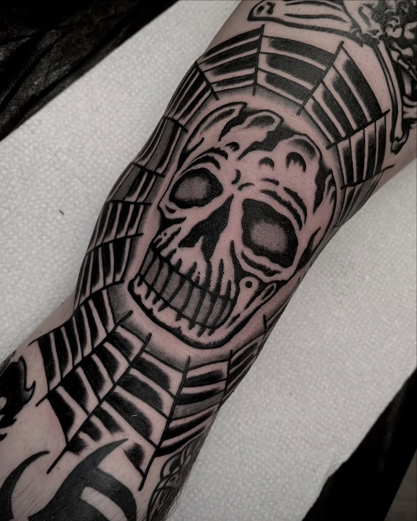 Screaming skull black and grey tattoo on the forearm by π΅ππππ π¬ππππ