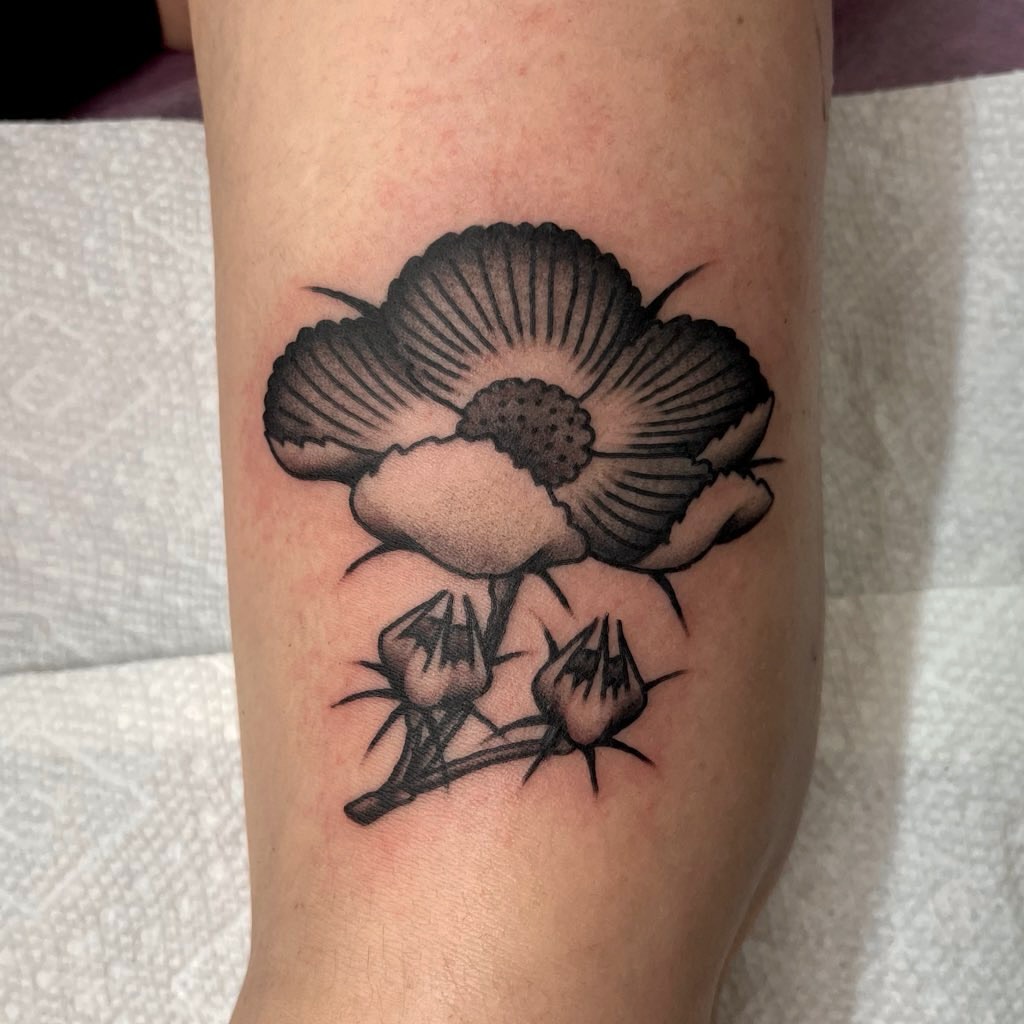 Flower black and grey tattoo on the forearm by Téa Fish