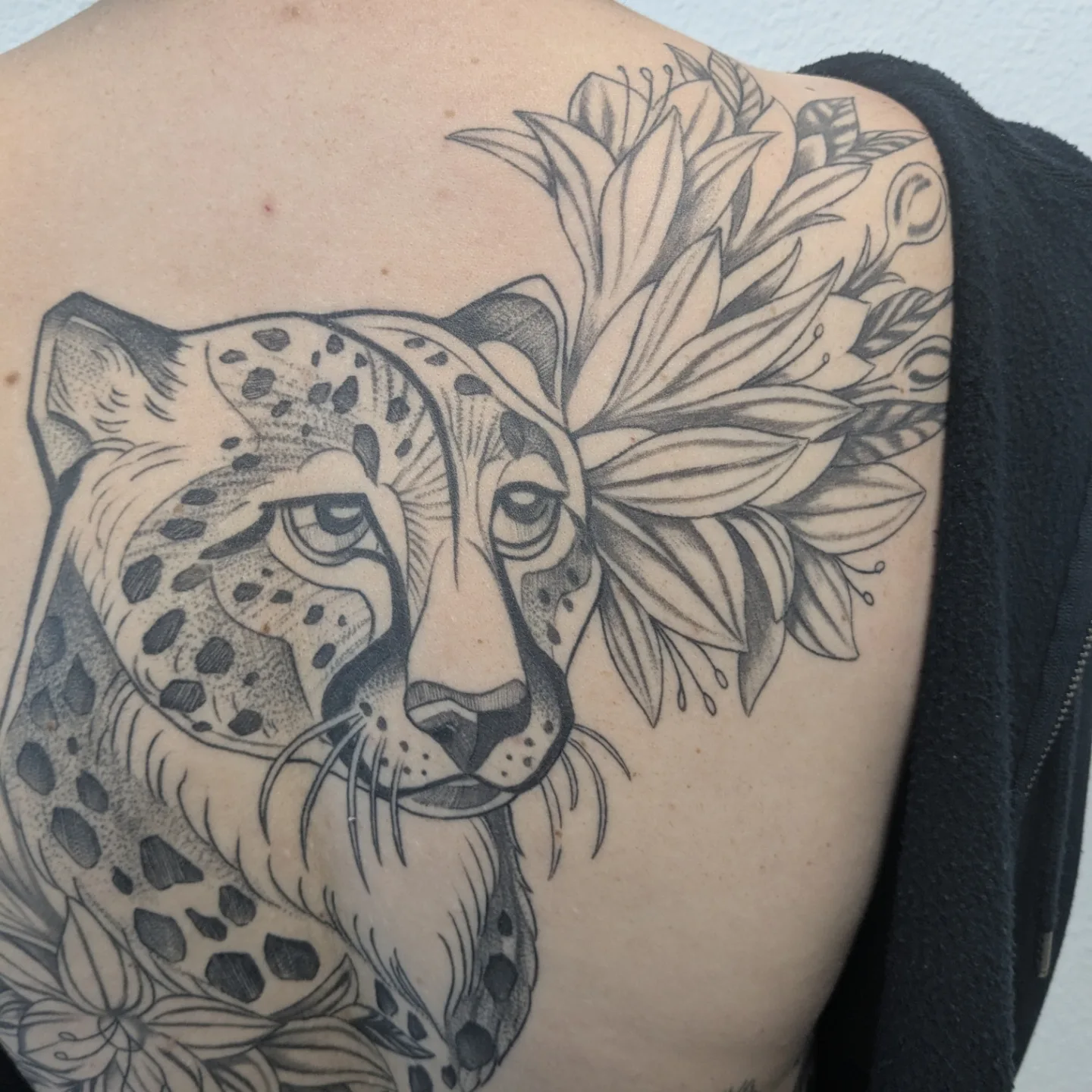 Cheetah dotwork tattoo on the shoulder by Ana Cielo Dueñas🌿Fernewt🌿Tattoo Artist🌿
