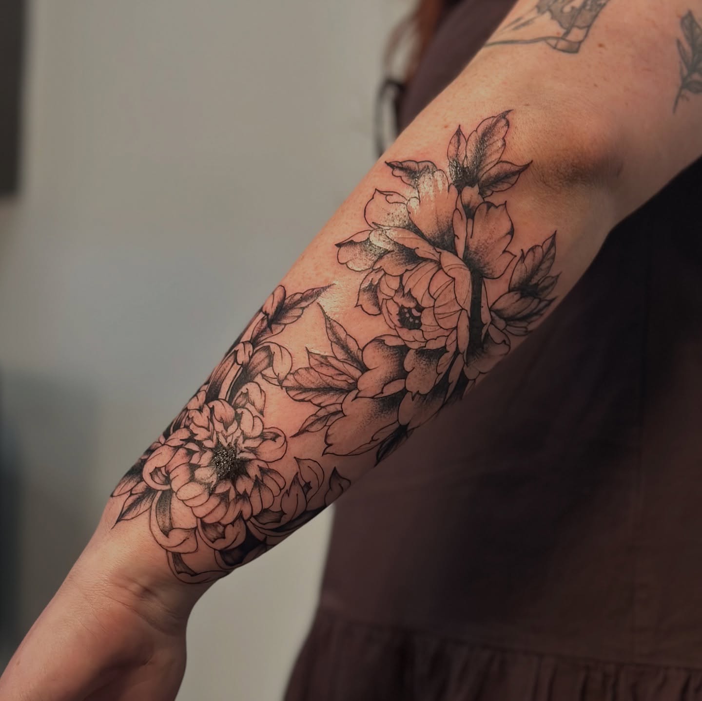 Floral bouquet black and grey tattoo on the forearm by πΎππ π π·ππ πππππ πΏπππππ π¬πππππ