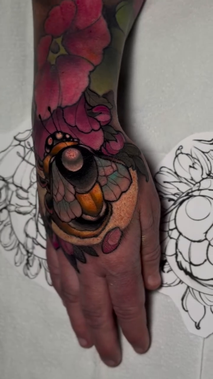 Bee and flowers neo-traditional tattoo by ✤ ᴋɪʀᴀ ᴋɴᴏᴡʟᴛᴏɴ ✤