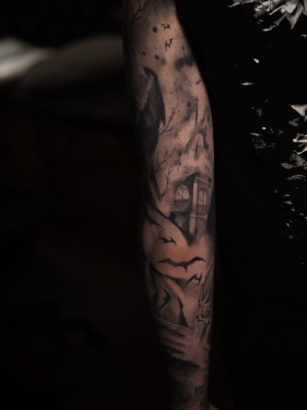 Haunted house realism tattoo on the forearm by ๐ฎ๐๐๐ฐ ๐๐ซ๐ค๐ข๐ฉ๐ฌ ๐๐๐ฆ๐๐ซ๐ฬ