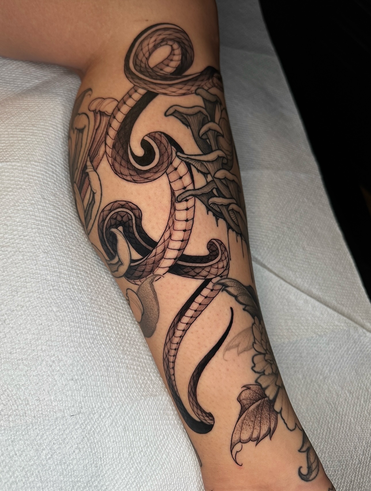 Tattoo by @robbiepina — black_and_grey