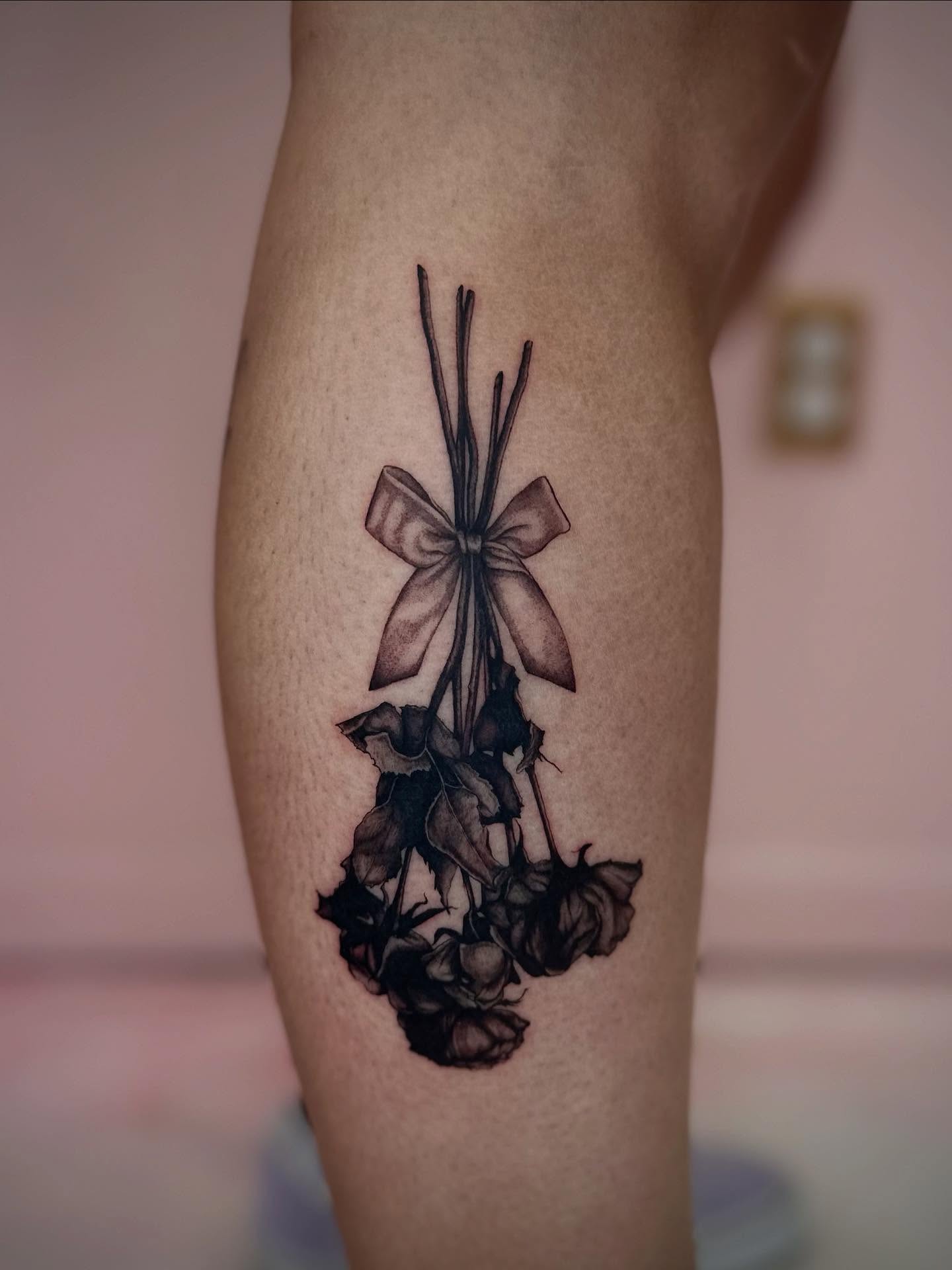 Flower bouquet black and grey tattoo on the thigh by Emily‹𝟹
