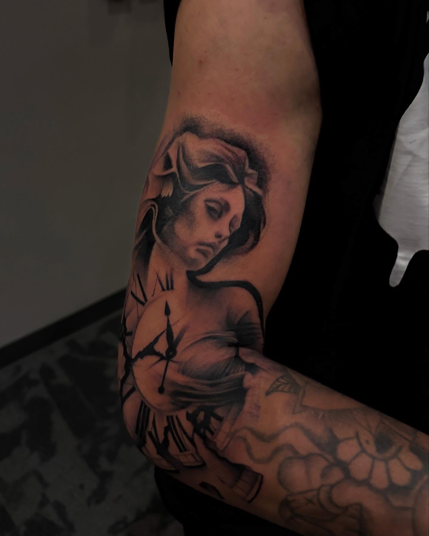Woman with clock realism tattoo on the forearm by orlando