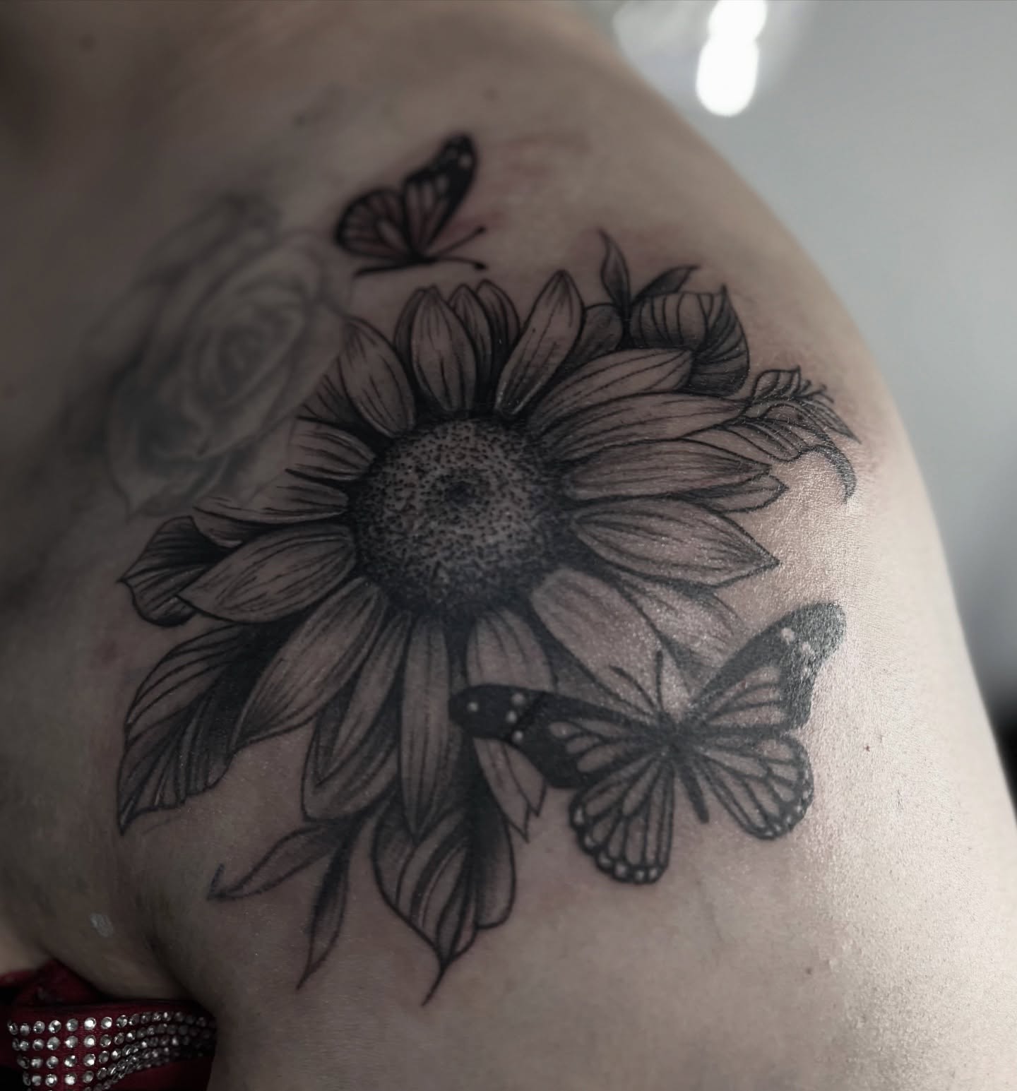 Tattoo by @ladonastinta — black_and_grey, realism