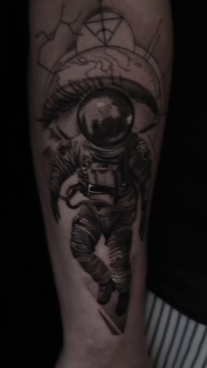 Astronaut in front of an eye realism tattoo by Viktoriia ▪︎ Tattoo ▪︎ Chicago ▪︎ Naperville