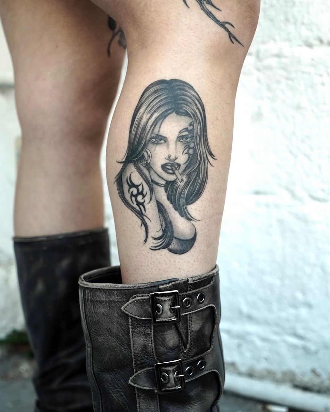 Woman black and grey tattoo on the thigh by Chriscalibur