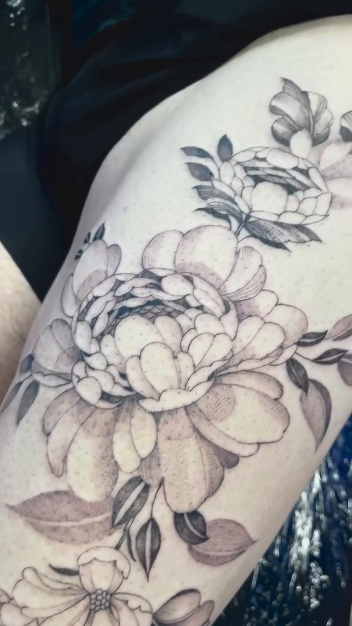 Floral arrangement dotwork tattoo on the thigh by Jonathan Red