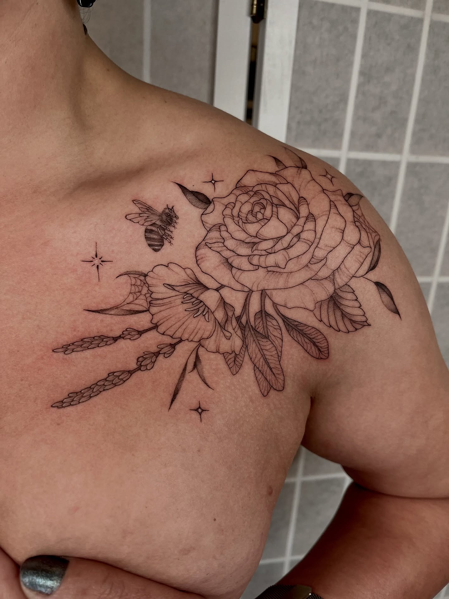 Rose and bee black and grey tattoo on the shoulder by Lo Gwynn