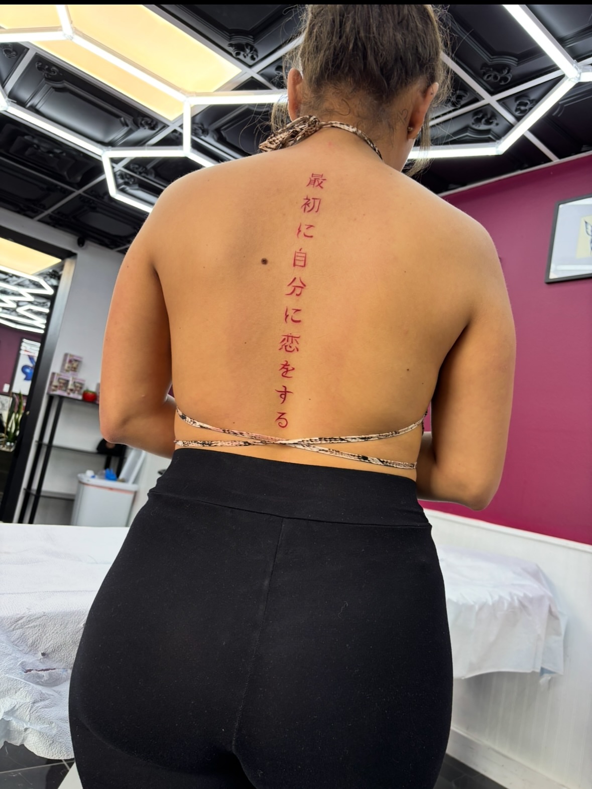 Kanji phrase lettering script tattoo on the back by $weet little leslie 🩶🧚🏻‍♀️