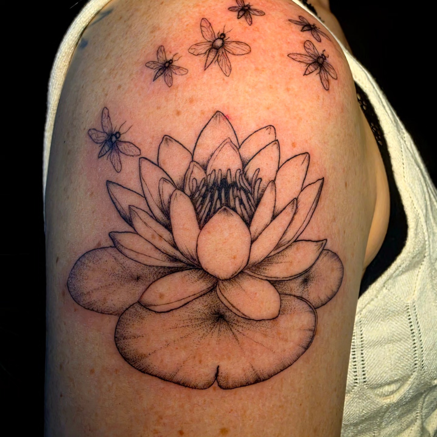 Lotus flower dotwork tattoo on the shoulder by 𝕷𝖚𝖈𝖎𝖉