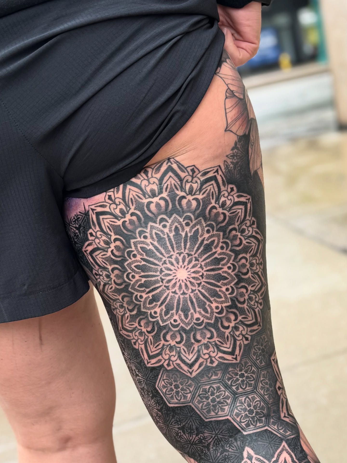 Mandala geometric tattoo on the thigh by Laure Conzales
