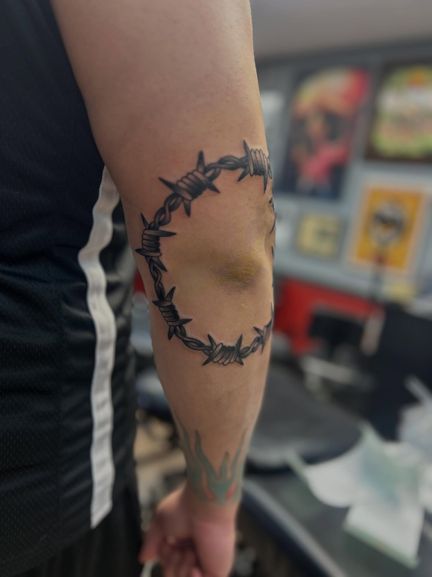 Barbed wire black and grey tattoo on the forearm by Ricardo (RJ)