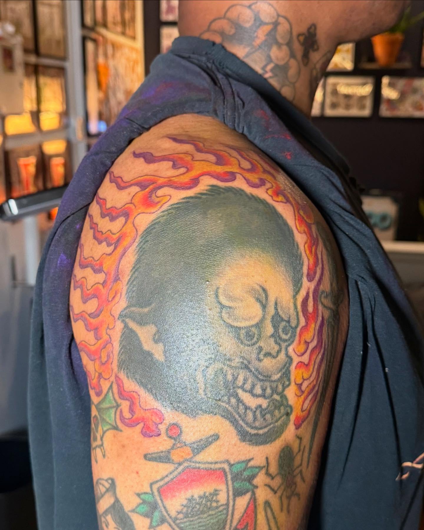 Skull with flames American traditional tattoo on the shoulder by 𝕯𝖗𝖆𝕶𝖊㋛