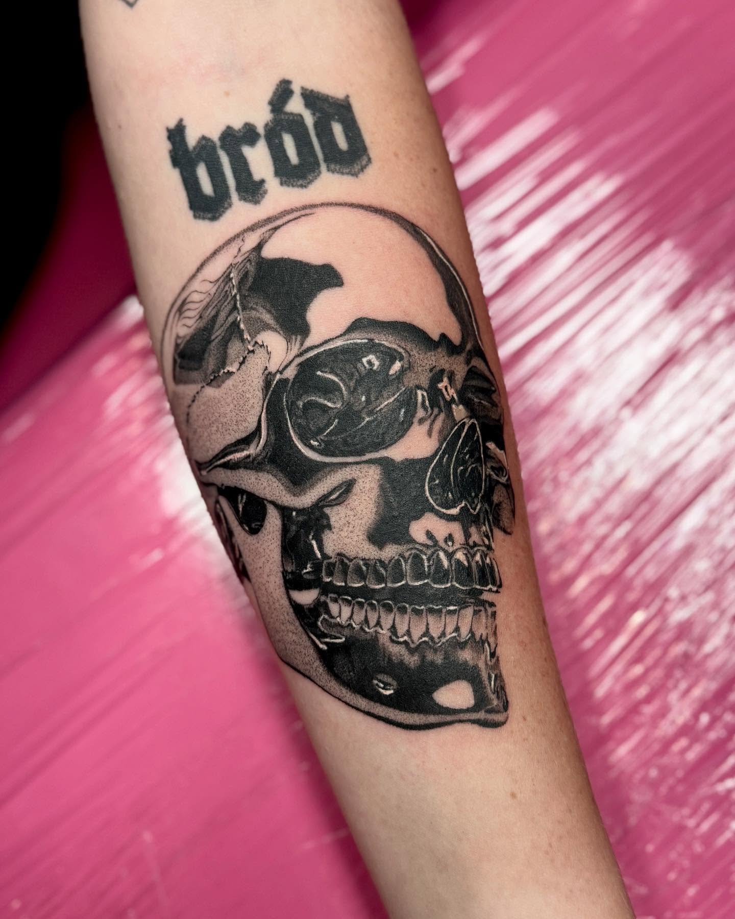 Tattoo by @amberstarrartistry — black_and_grey
