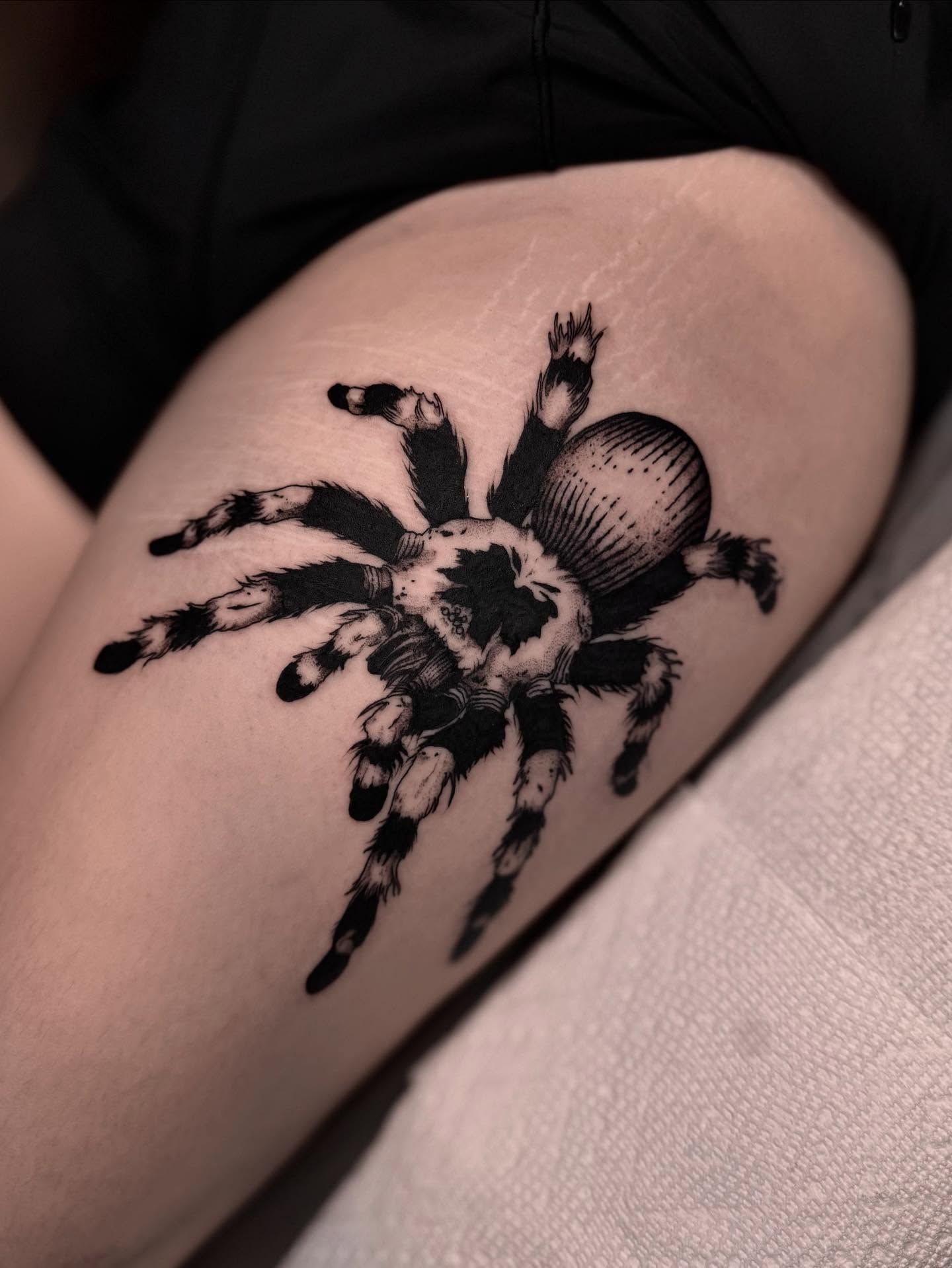 Tarantula black and grey tattoo on the thigh by 𝐋𝐢𝐬𝐚 𝐊𝐨𝐫𝐳𝐞𝐧𝐨𝐰𝐬𝐤𝐢