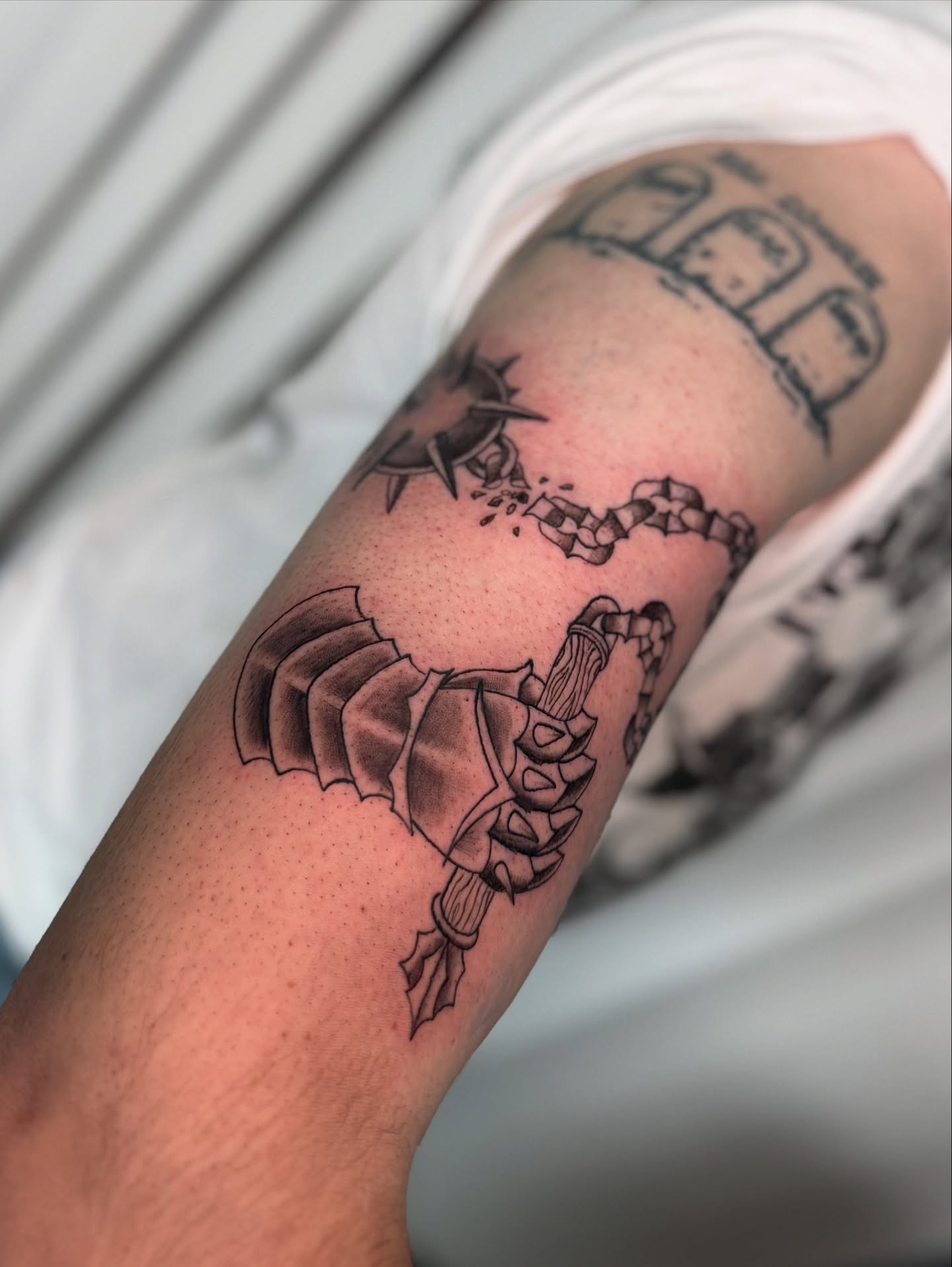 Broken chain black and grey tattoo on the forearm by Khang🇻🇳