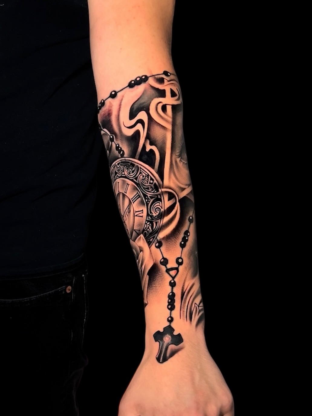 Clock and rosary realism tattoo on the forearm by π
π¬π±π’π―π¬ πππ±π±π¬π¬ π