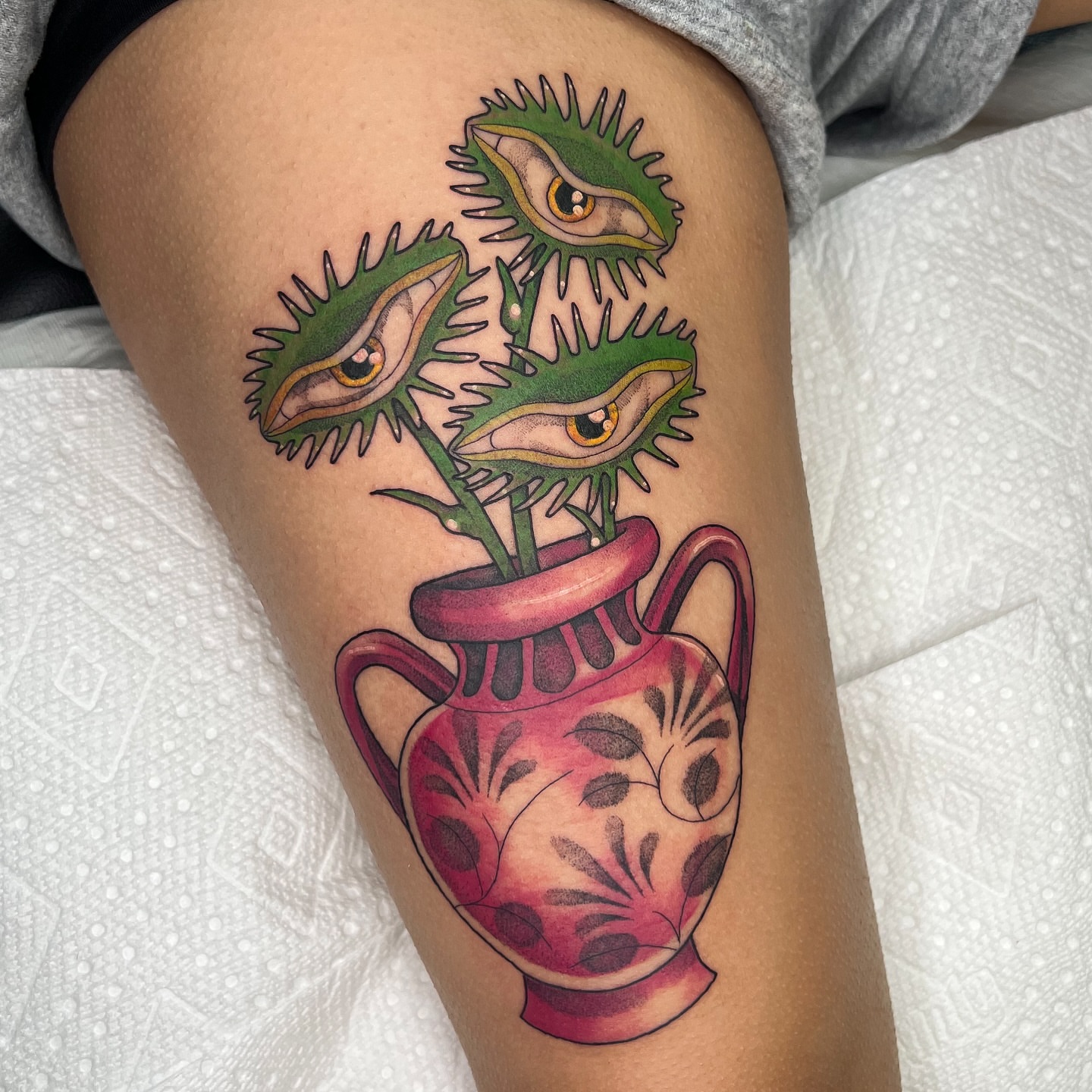 Venus flytrap realism tattoo on the thigh by 𝔓𝔢𝔞𝔠𝔥𝔶 𝔄𝔫𝔰𝔩𝔢𝔶