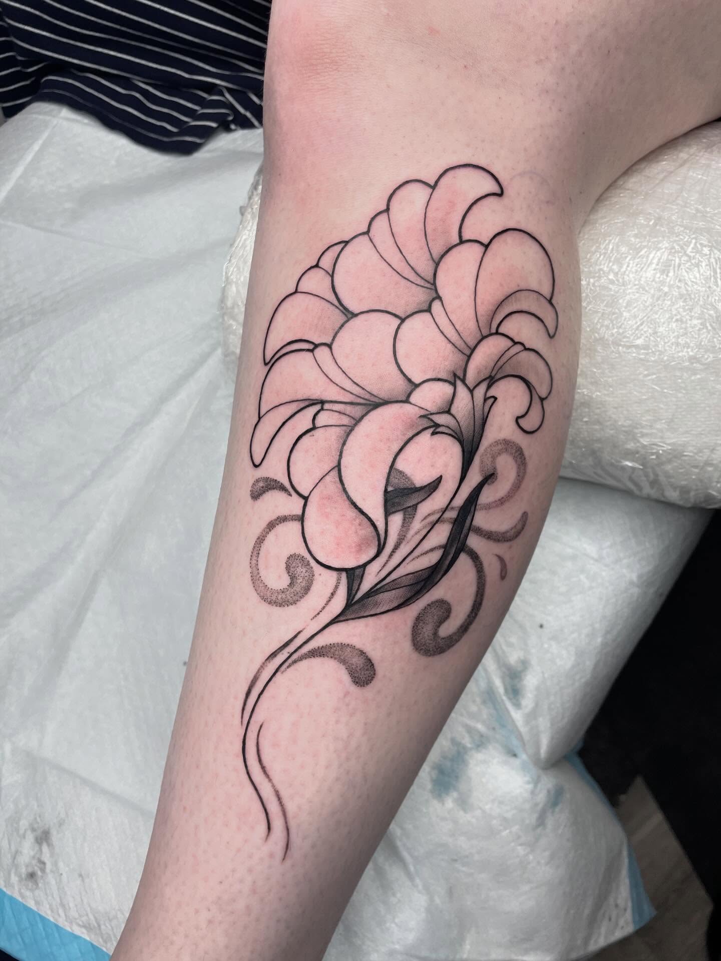Floral swirl black and grey tattoo on the forearm by Christin Baumgart