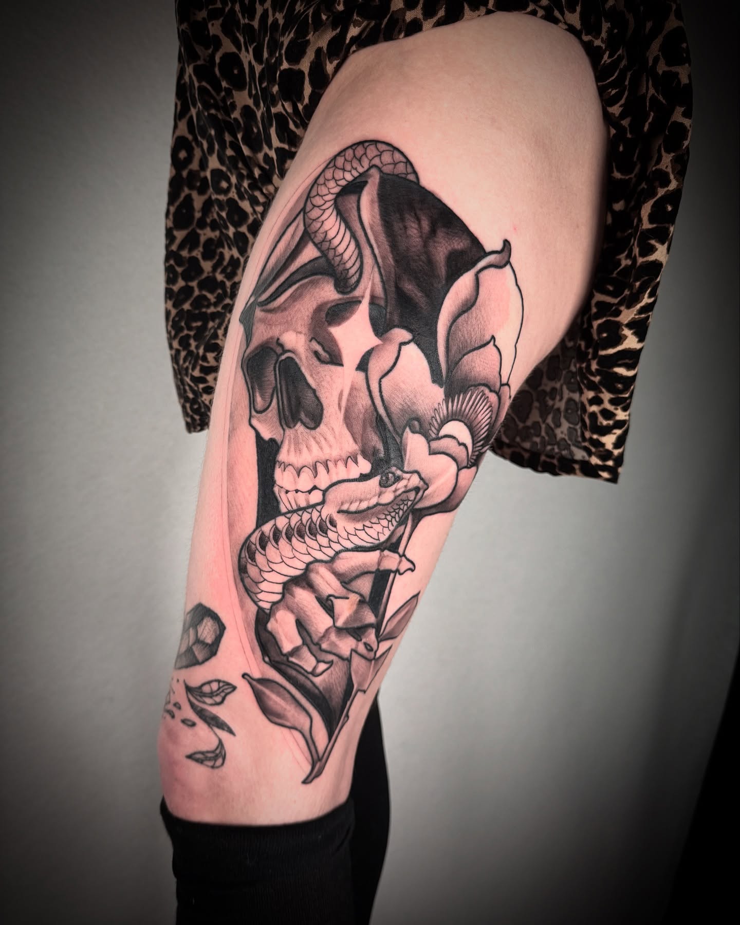 Skull and snake American traditional tattoo on the thigh by ✖️mike Alan✖️