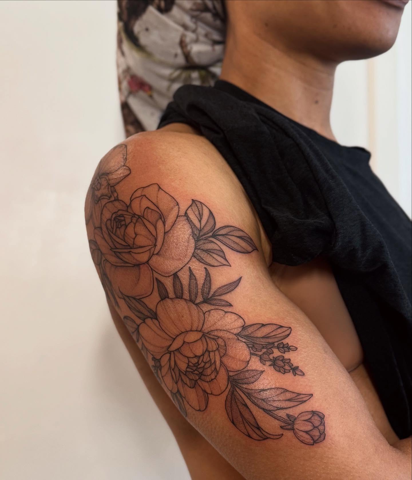 Floral bouquet black and grey tattoo on the upper arm by 𝘉𝘢𝘺 𝘈𝘳𝘦𝘢 𝘛𝘢𝘵𝘵𝘰𝘰 𝘈𝘳𝘵𝘪𝘴𝘵, Oakland, California