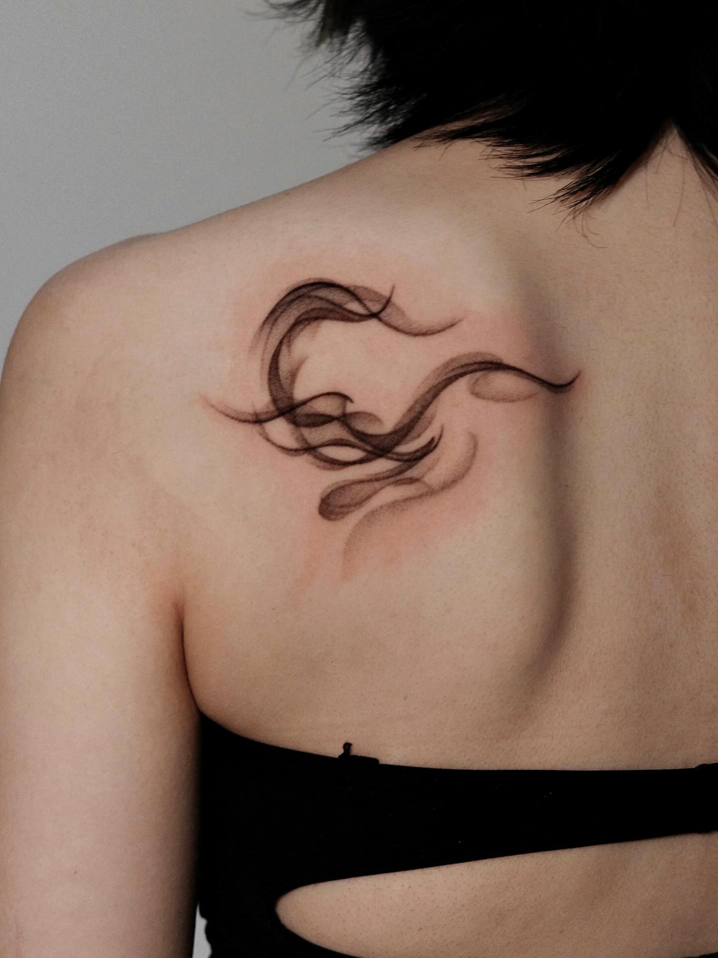 Swirling smoke black and grey tattoo on the shoulder by Chou 周哲｜抽象｜流體｜筆刷
