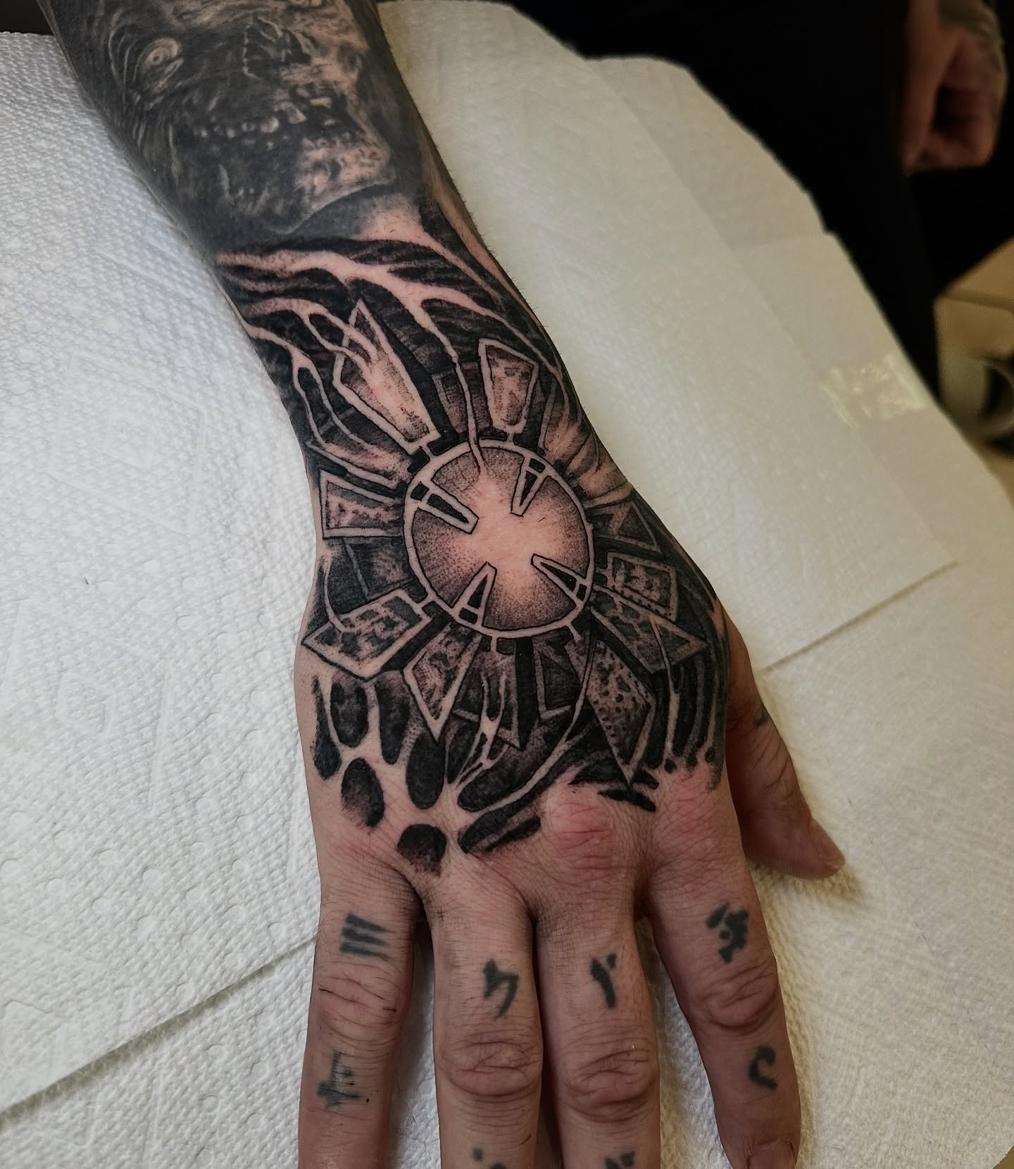 Tattoo by @pablomoreiratattoo — black_and_grey, geometric