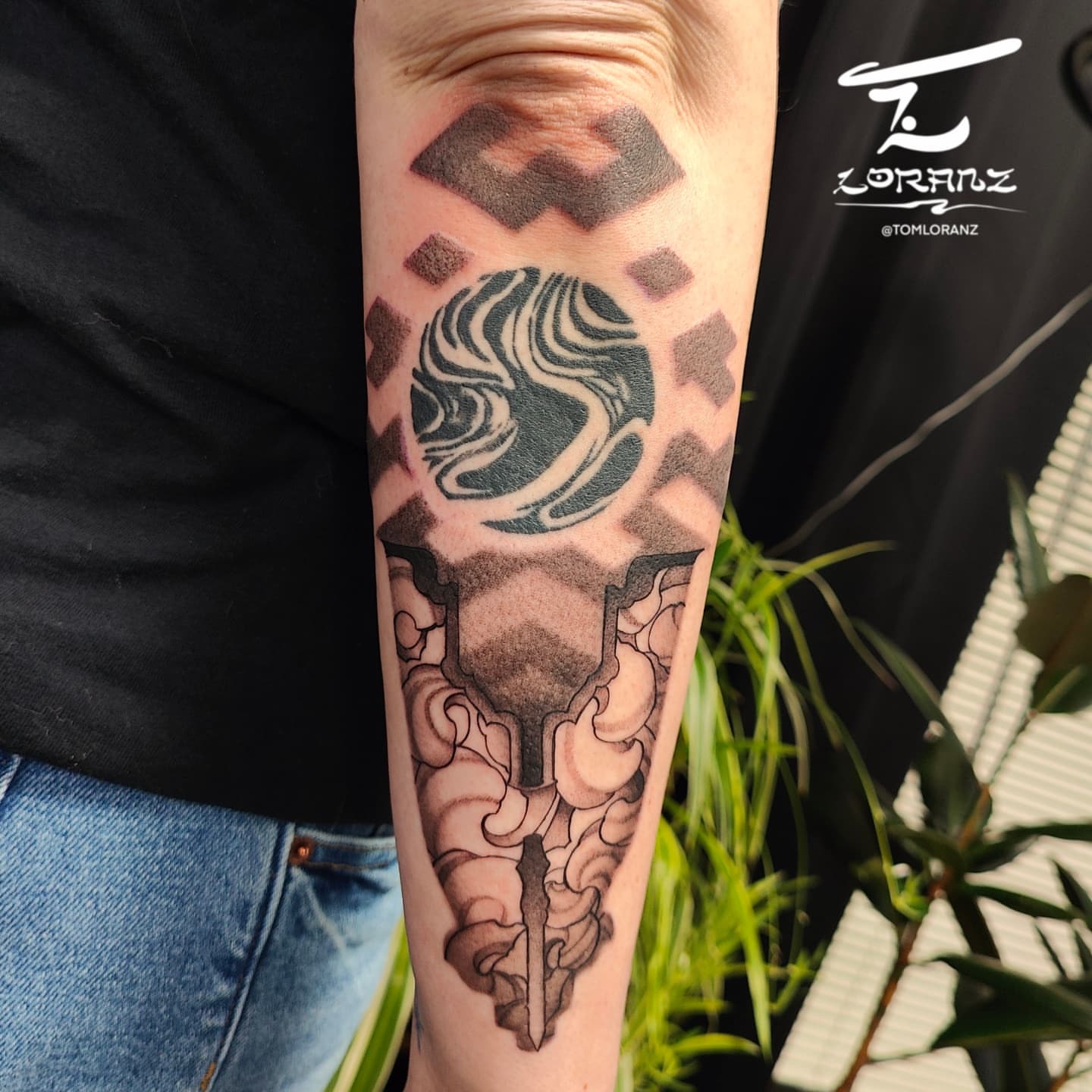 Abstract design geometric tattoo on the forearm by Ｔｏｍ Ｌｏｒａｎｚ