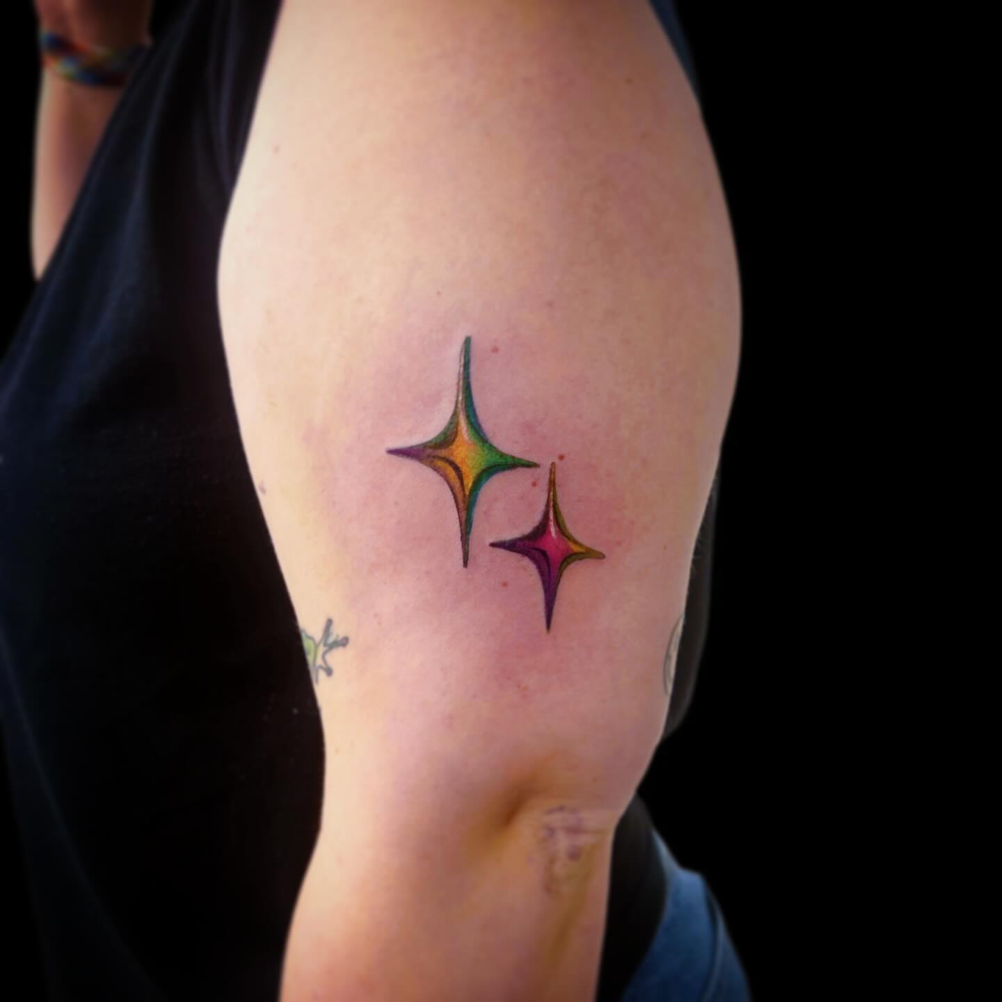 Stars geometric tattoo on the upper arm by โงโ โฑ โพ ๐ณ๐๐๐๐๐ โฆ โฑ โโง