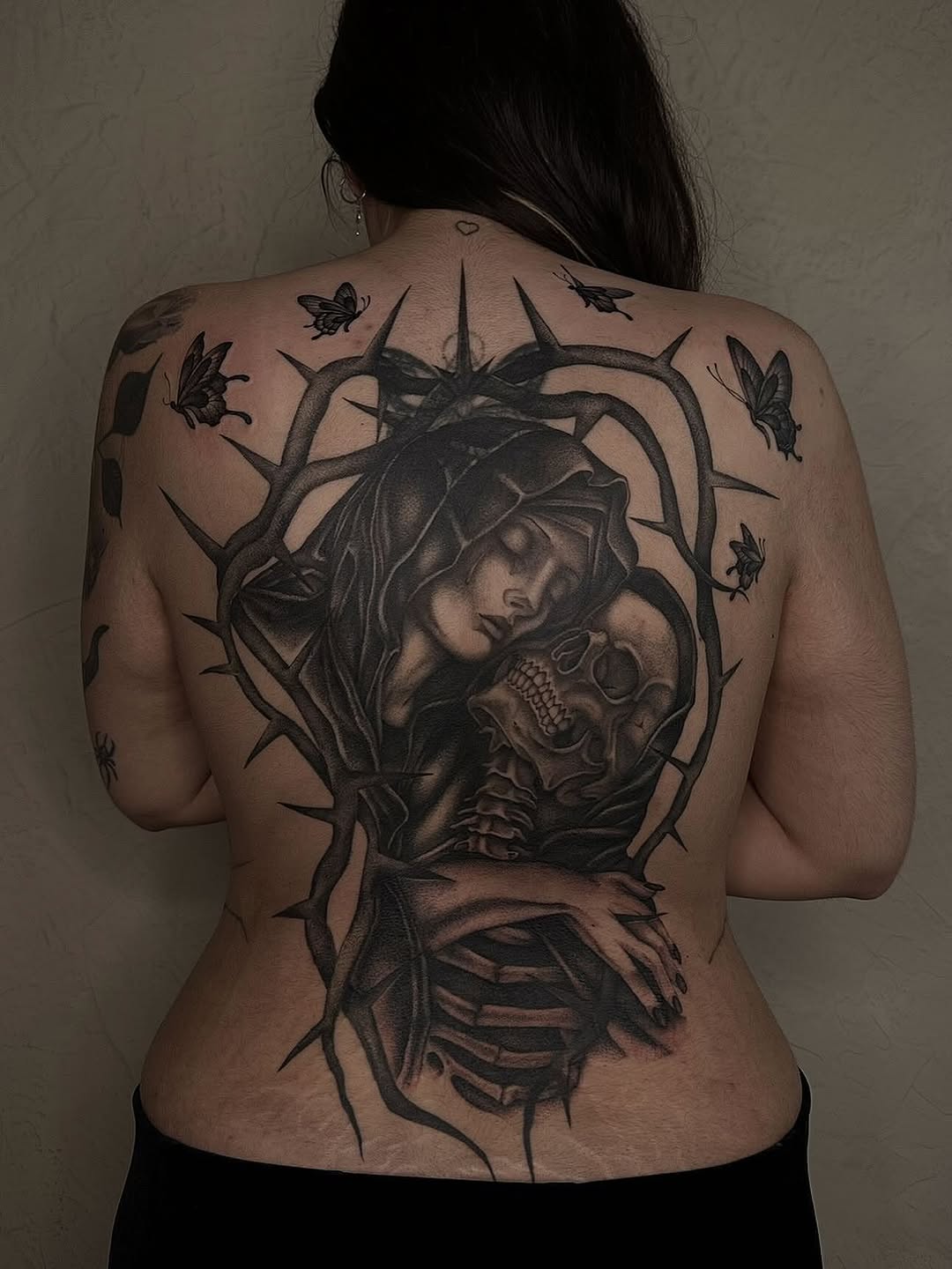 Woman embracing skeleton realism tattoo on the back by 𝖍𝖆𝖓𝖓𝖆𝖍