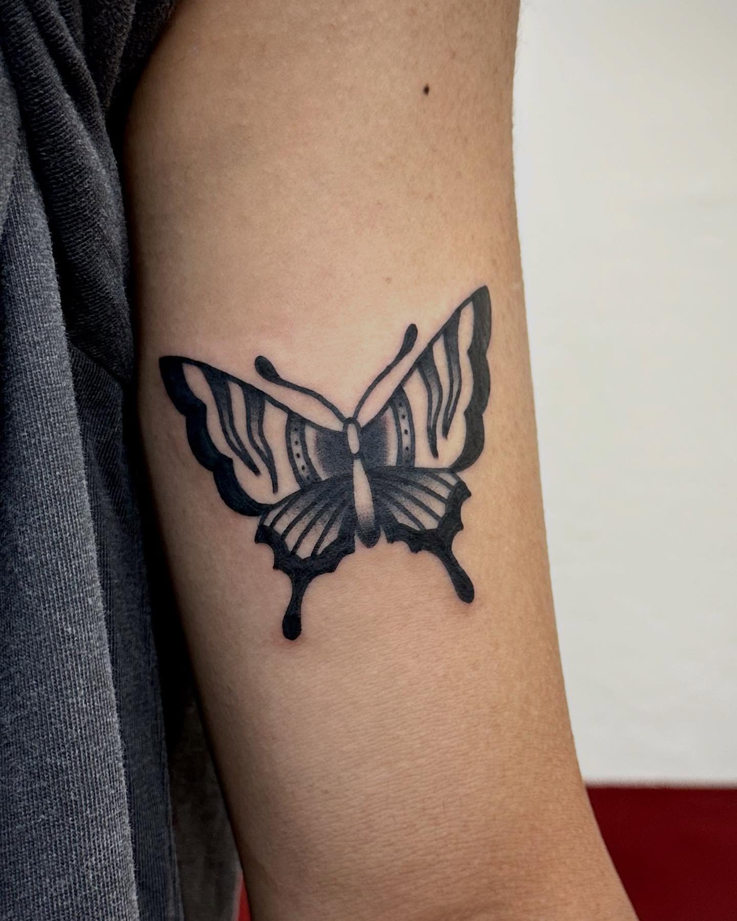 Tattoo by @yelo_tattoo — black_and_grey