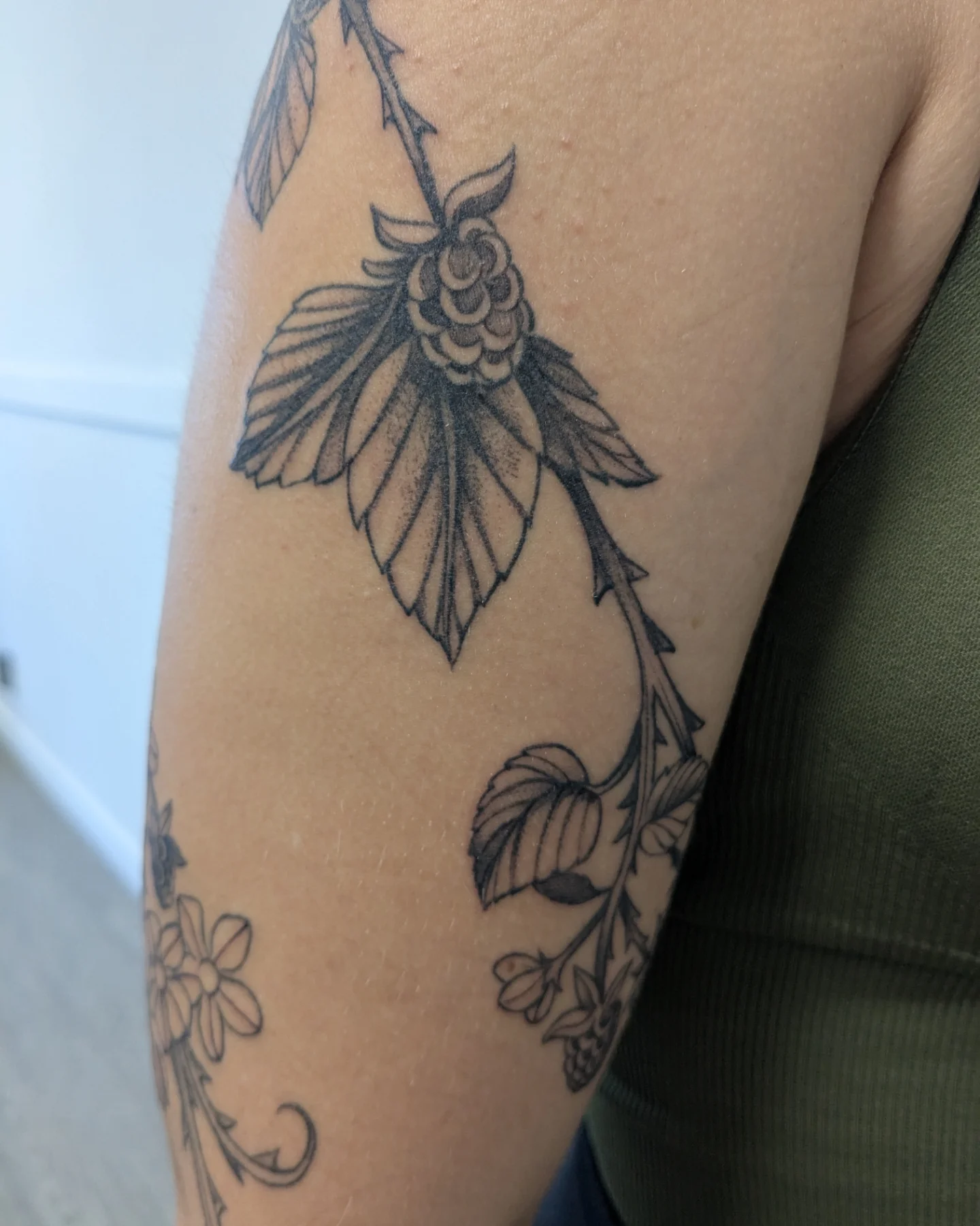 Tattoo by @fernewt — black_and_grey