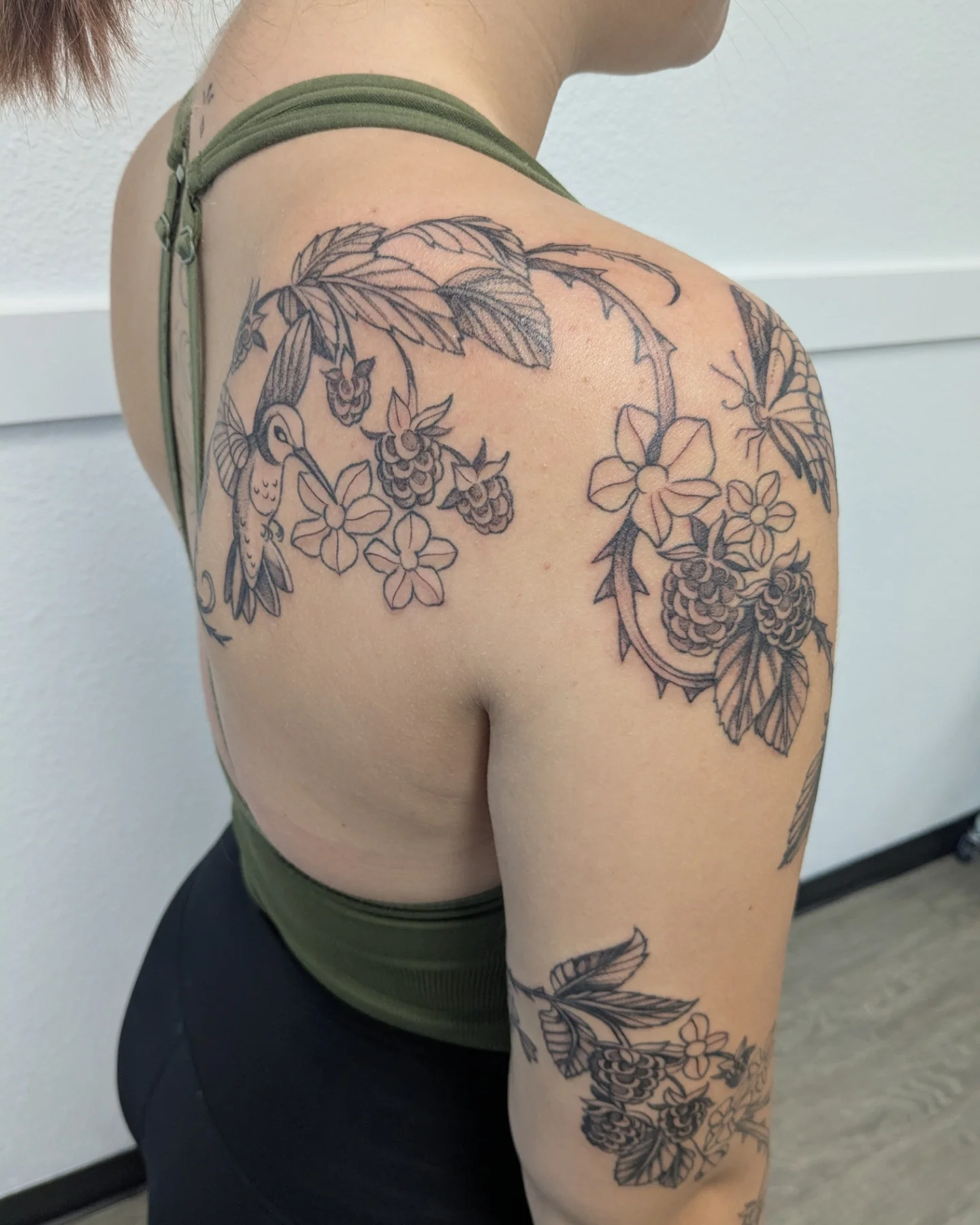 Hummingbird and floral wreath realism tattoo on the shoulder by Ana Cielo Dueñas🌿Fernewt🌿Tattoo Artist🌿